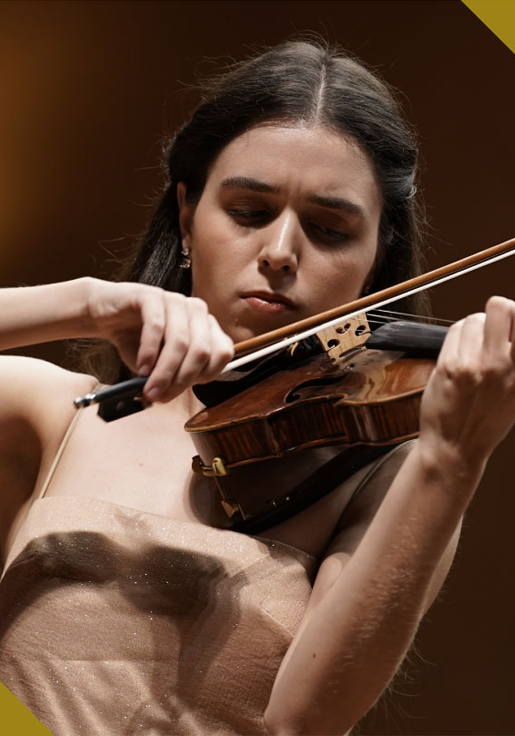 Violinista interpretando una pieza musical